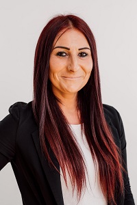 Portrait der Mitarbeiterin Sabrina Bratusa der TU-Partner KPS