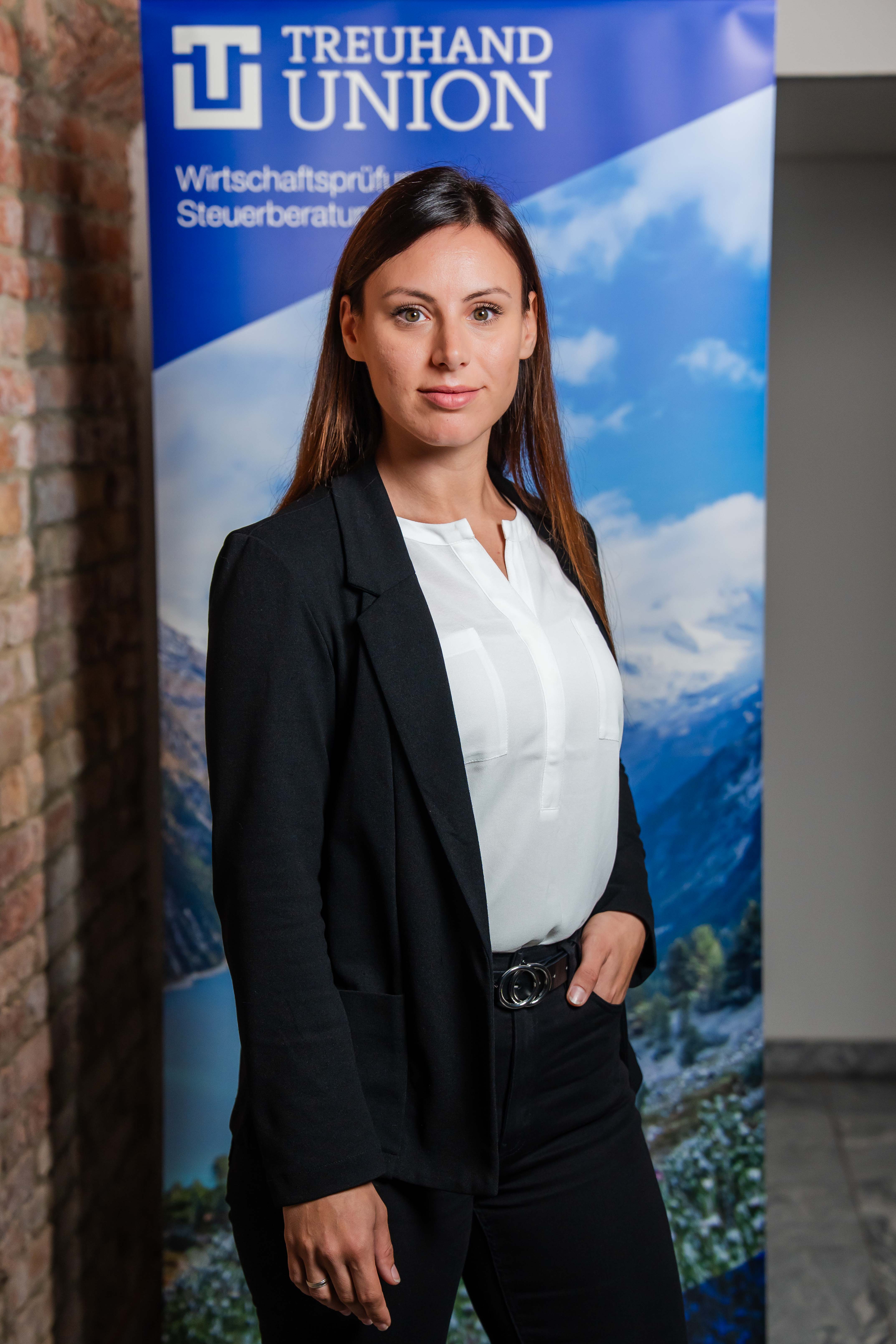 Portrait der Mitarbeiterin Melanie Pleskot der TREUHAND-UNION Wien