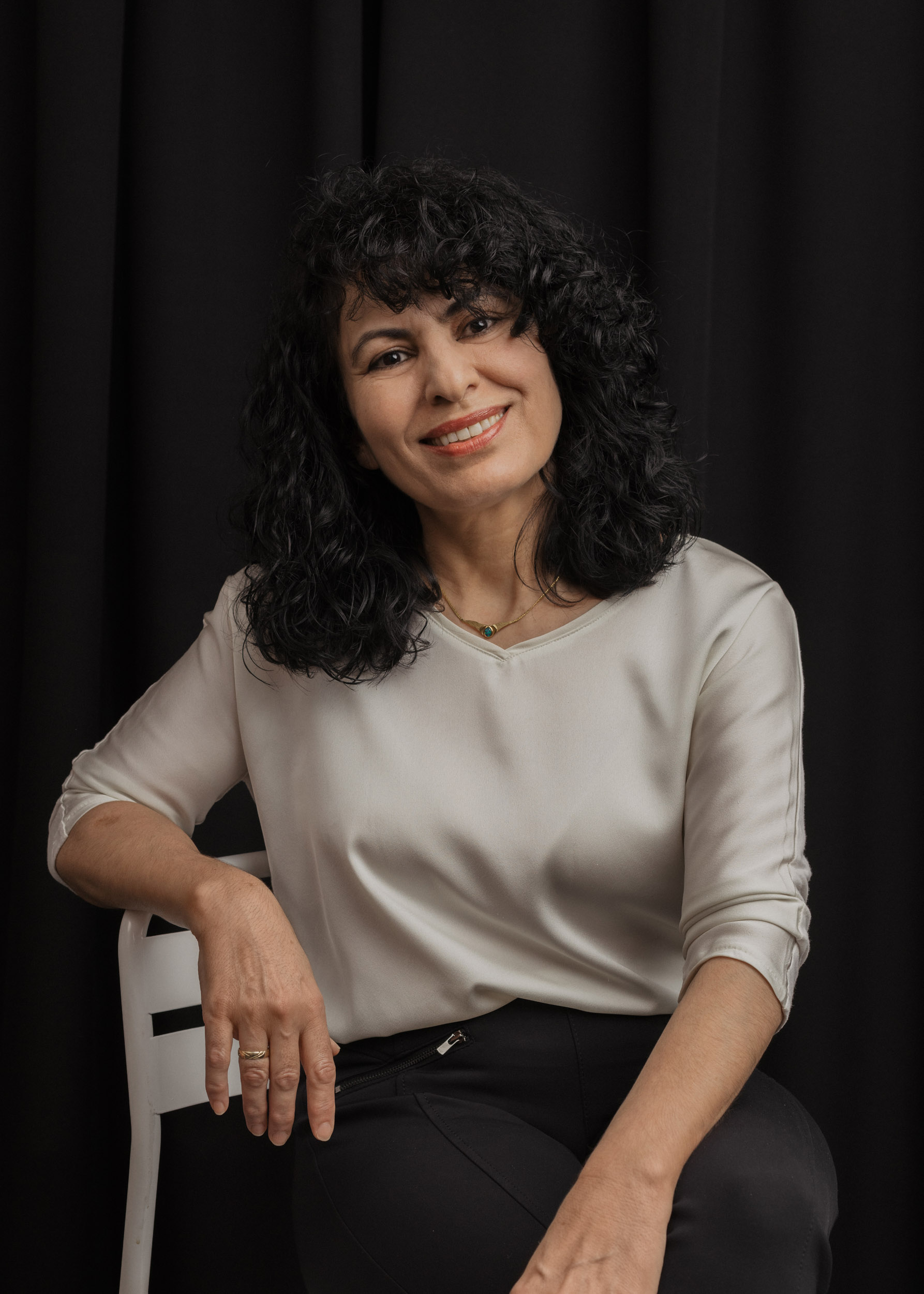 Portrait des Mitarbeiters Zeliha Holzknecht der TREUHAND-UNION Innsbruck