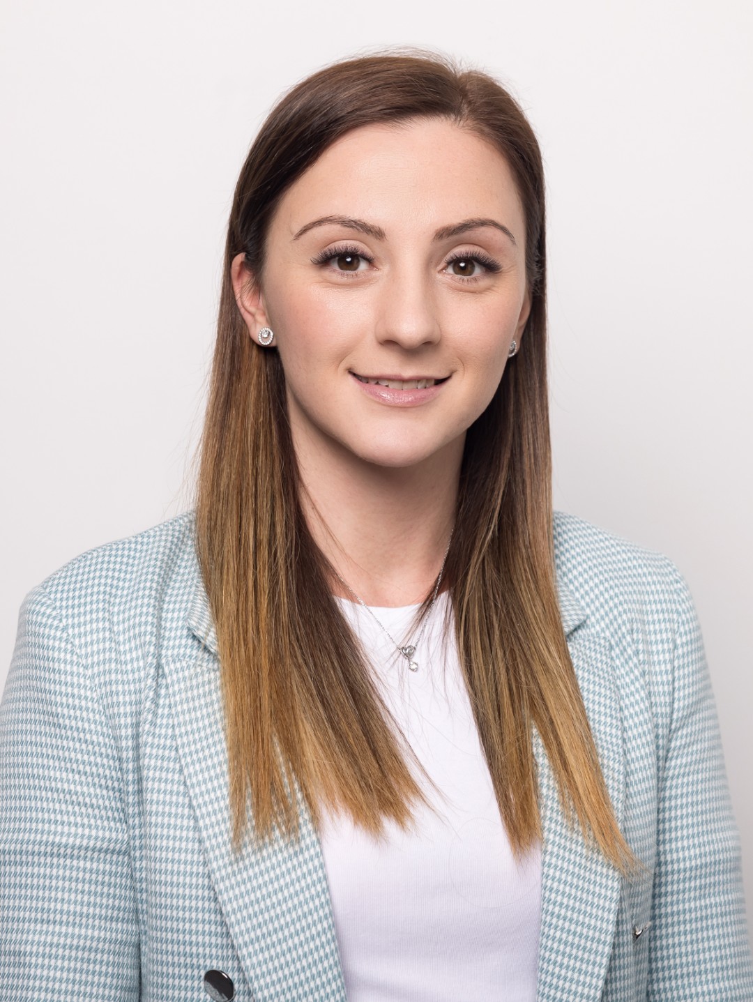 Portrait des Mitarbeiters Natascha Velic der TREUHAND-UNION Salzburg