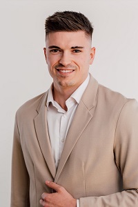 Portrait des Mitarbeiters Lukas Hatz der TU-Partner KPS