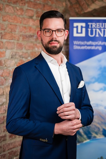 Portrait des Mitarbeiters Florian Wolfram der TREUHAND-UNION Wien