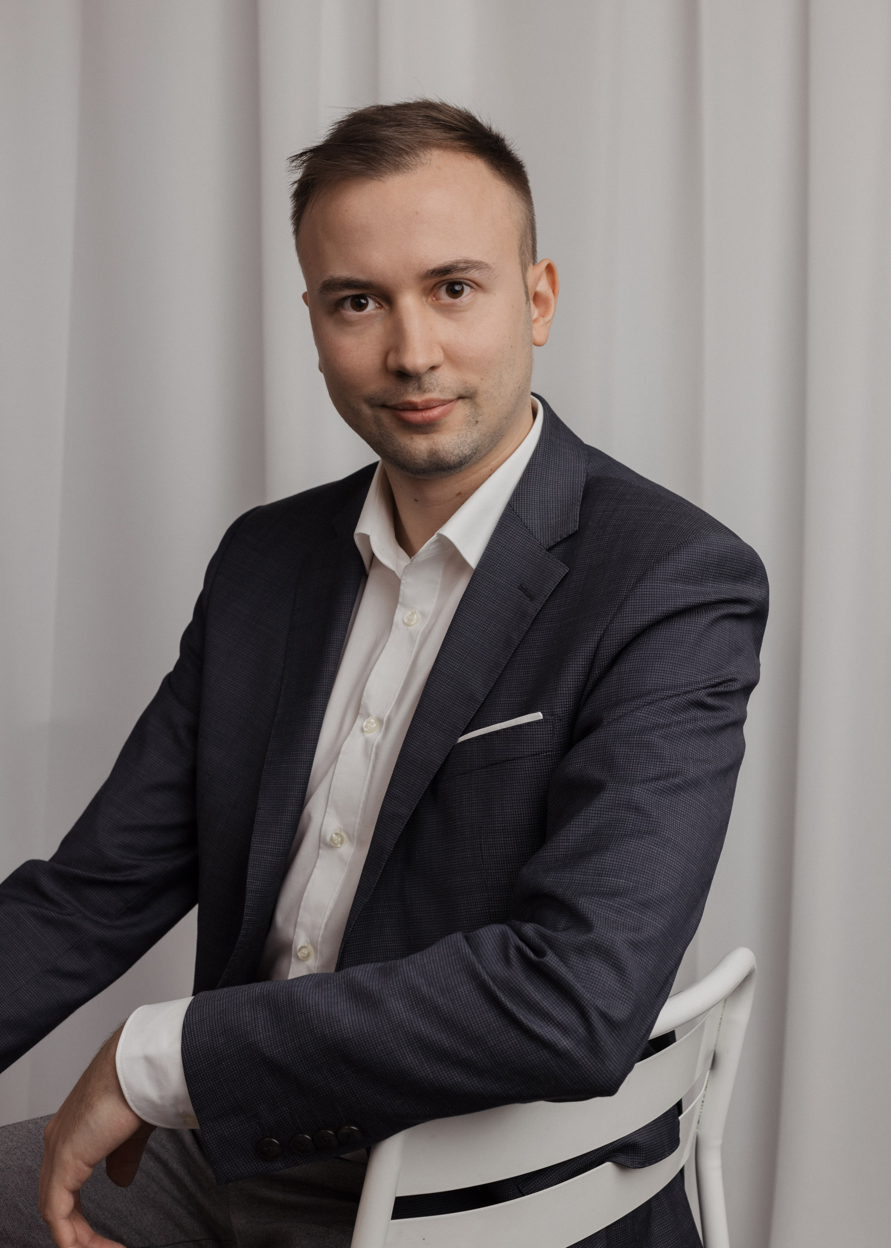 Portrait des Mitarbeiters Timur Zundja der TREUHAND-UNION Innsbruck