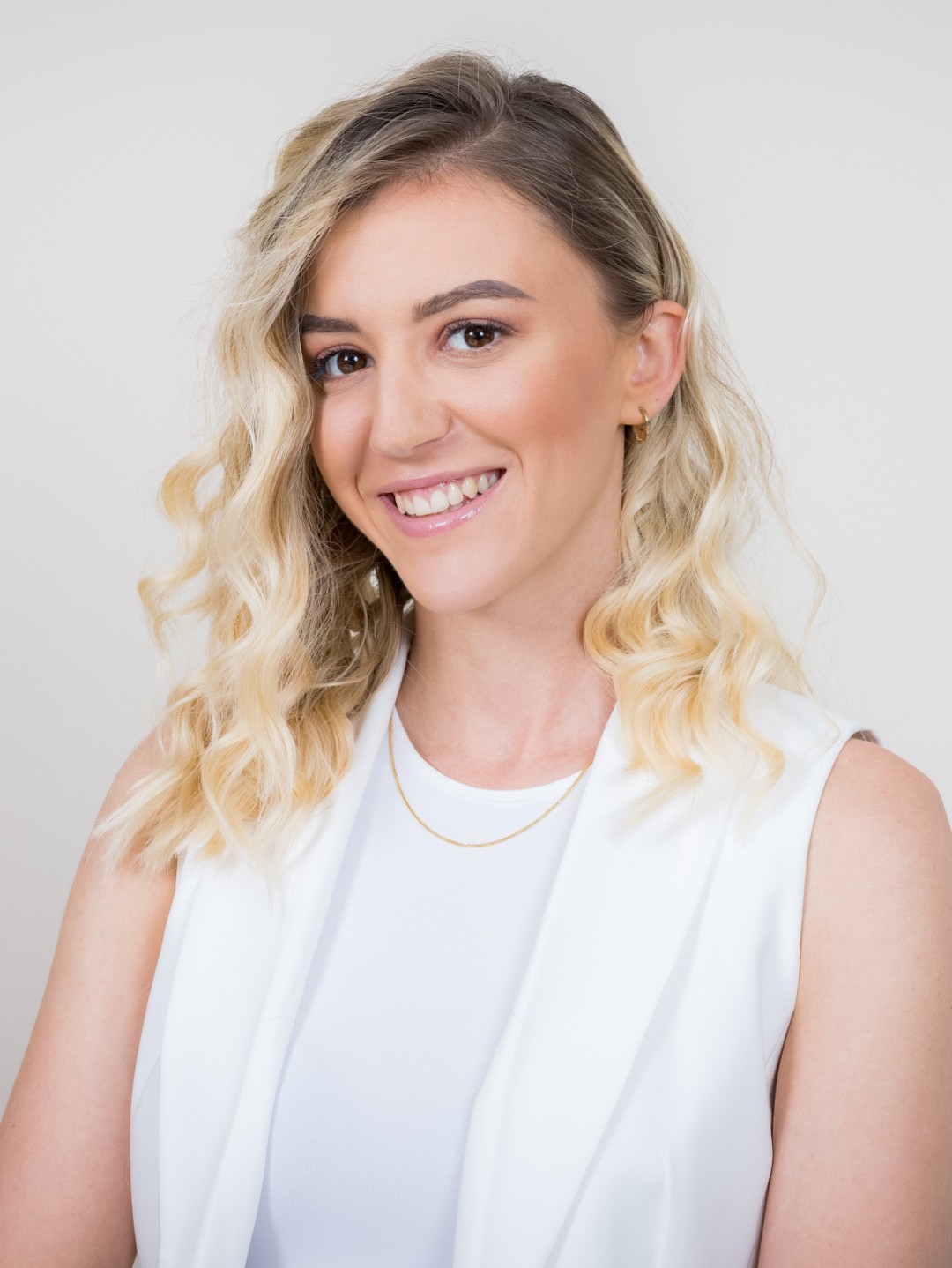 Portrait der Mitarbeiterin Aldina Mustafic der TREUHAND-UNION Salzburg