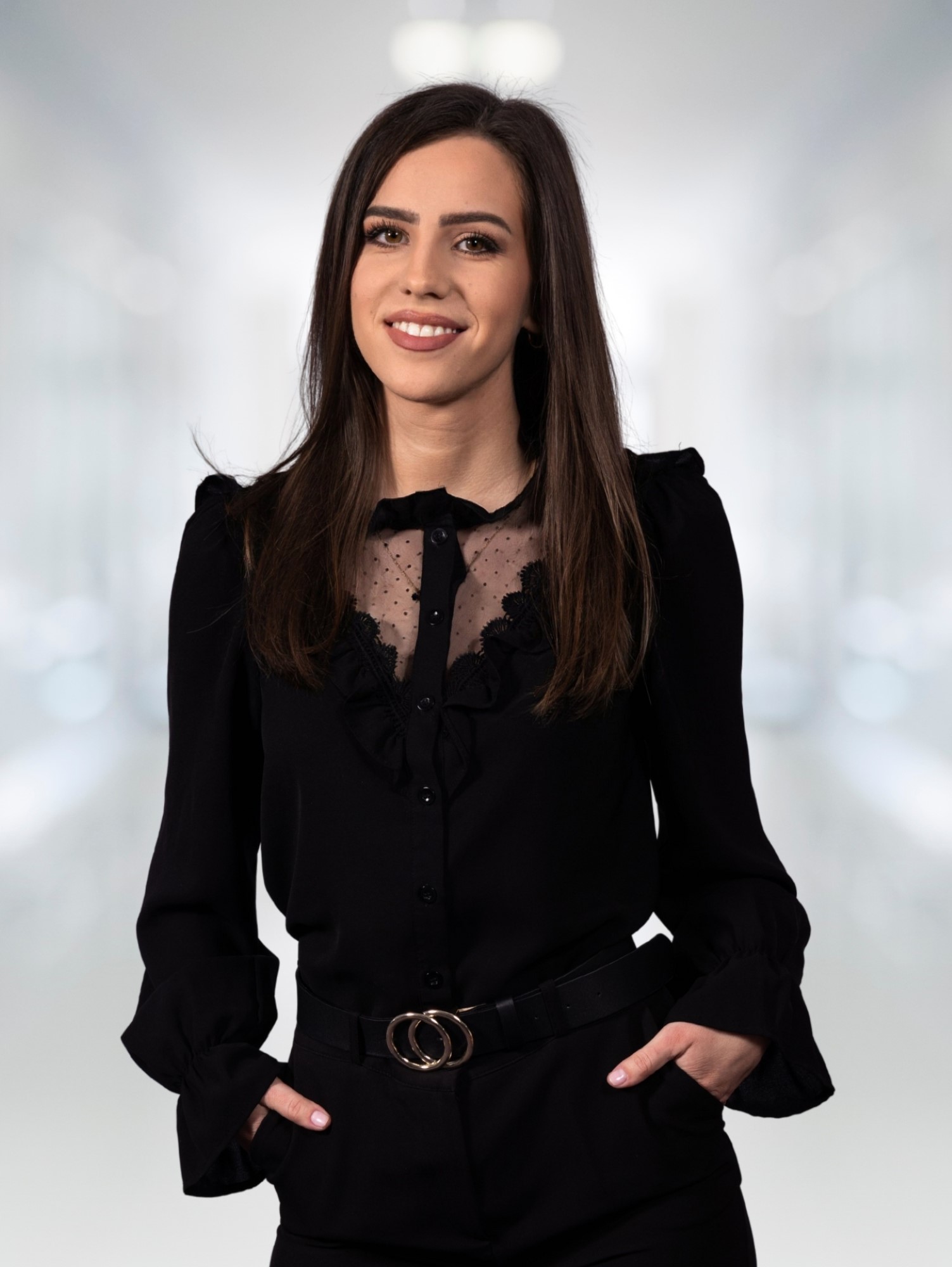 Portrait der Mitarbeiterin Andreea Karolyi der TREUHAND-UNION Klagenfurt