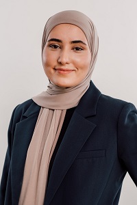 Portrait der Mitarbeiterin Yasemin Hasyalcin der TU-Partner KPS