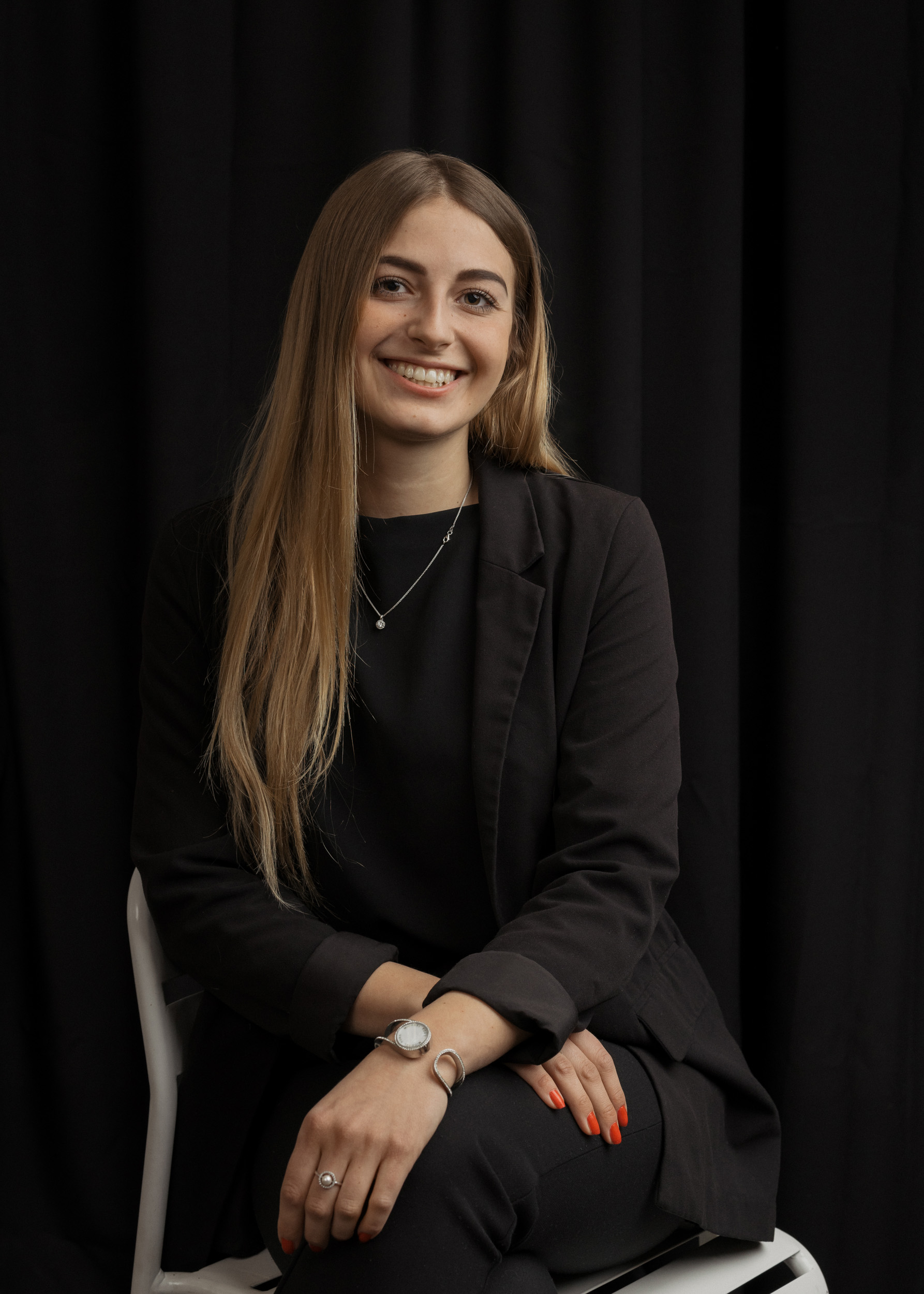 Portrait der Mitarbeiterin Medina Mujic der TREUHAND-UNION Innsbruck