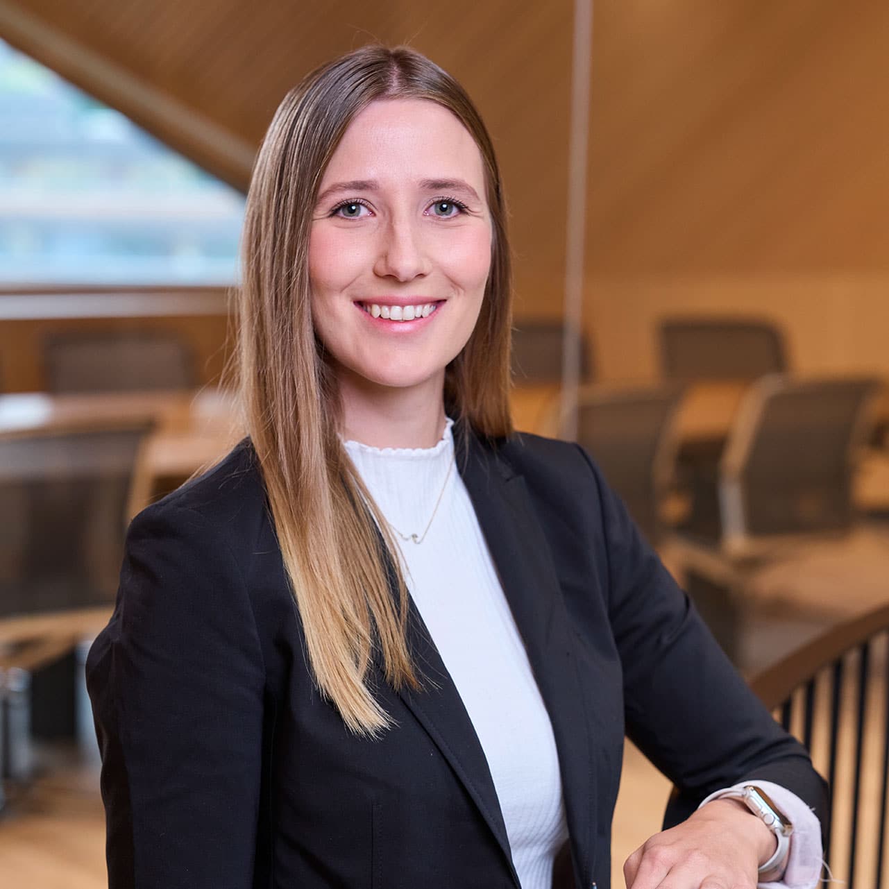 Portrait der Mitarbeiterin Josie Angelina Weiß der TU Vorarlberg Geser & Partner GmbH & Co KG