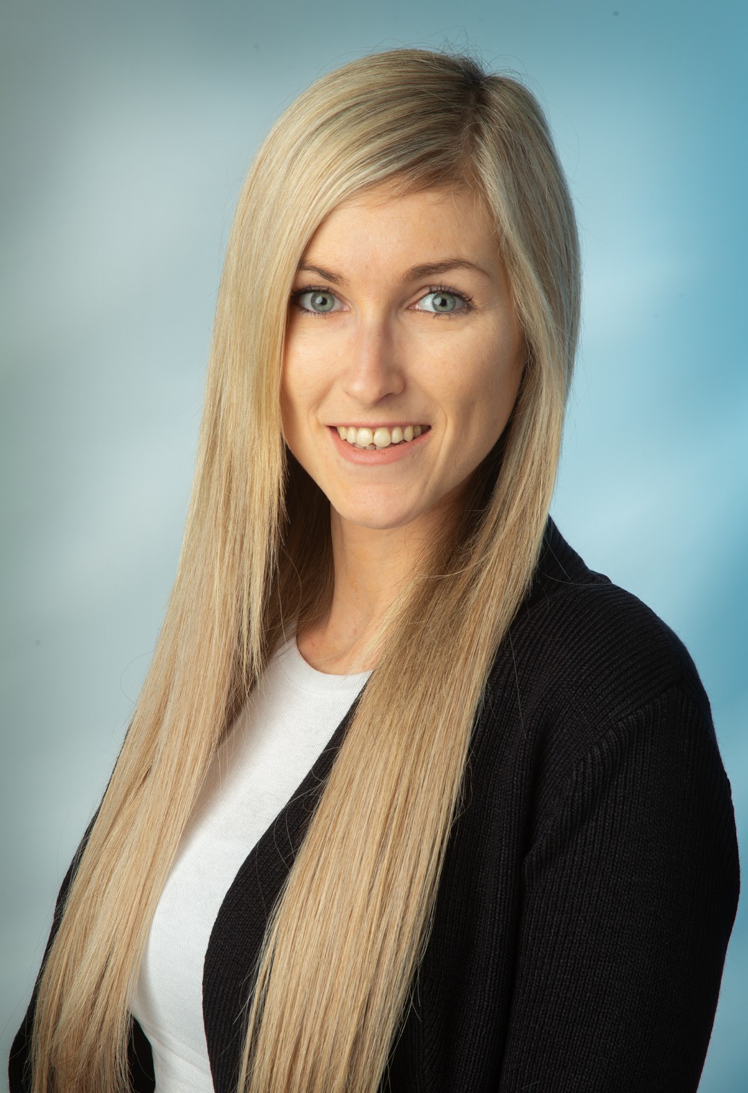 Portrait der Mitarbeiterin Raffaela Wohlfart der TREUHAND-UNION Baden