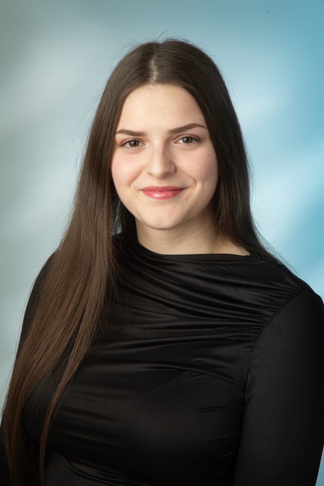 Portrait der Mitarbeiterin Diana Nushi der TREUHAND-UNION Baden