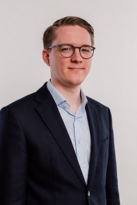Portrait des Mitarbeiters Lukas Interholzinger der TU-Partner KPS