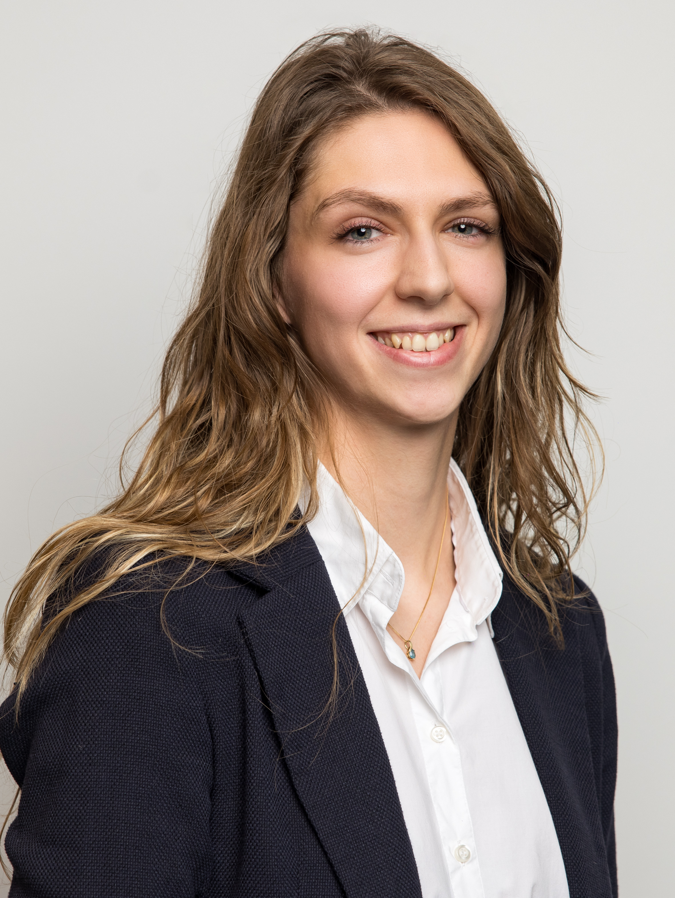 Portrait der Mitarbeiterin Liv Dürwald der TREUHAND-UNION Salzburg