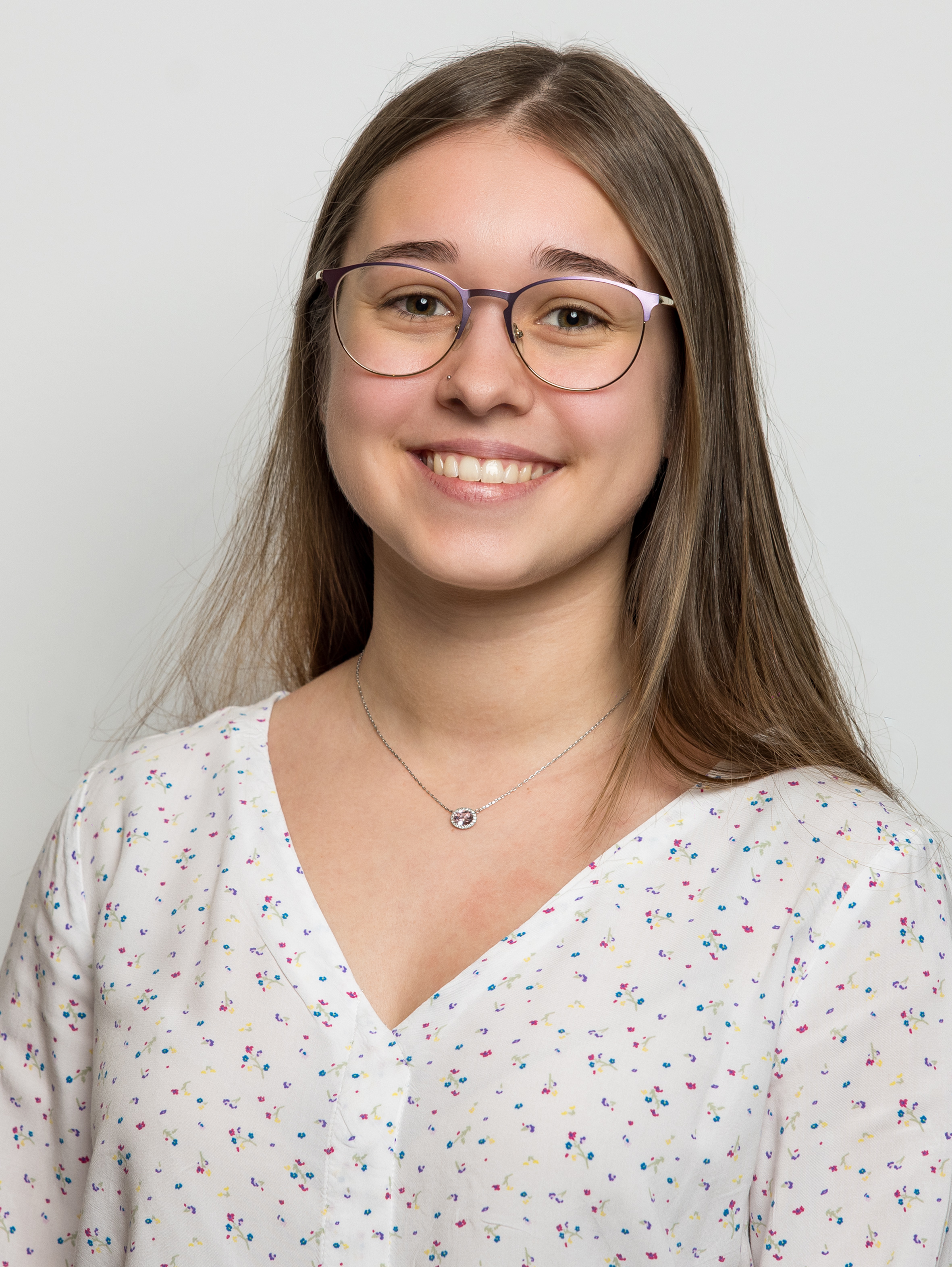 Portrait der Mitarbeiterin Isabella Kozousek der TREUHAND-UNION Salzburg