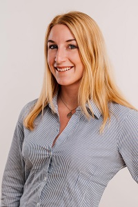 Portrait der Mitarbeiterin Yasmin Baier der TU-Partner KPS