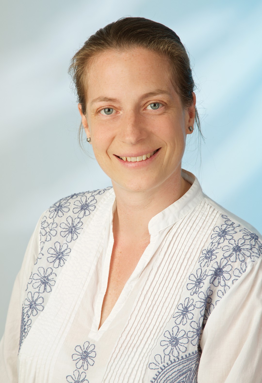 Portrait der Mitarbeiterin Claudia Bauer-Wright der TREUHAND-UNION Baden