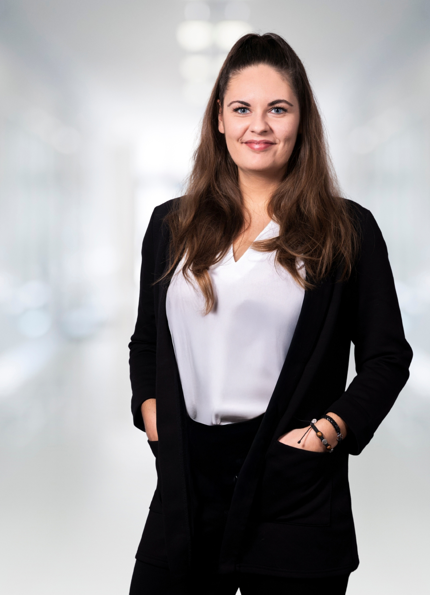 Portrait des Mitarbeiters Maja Cehic der TREUHAND-UNION Klagenfurt