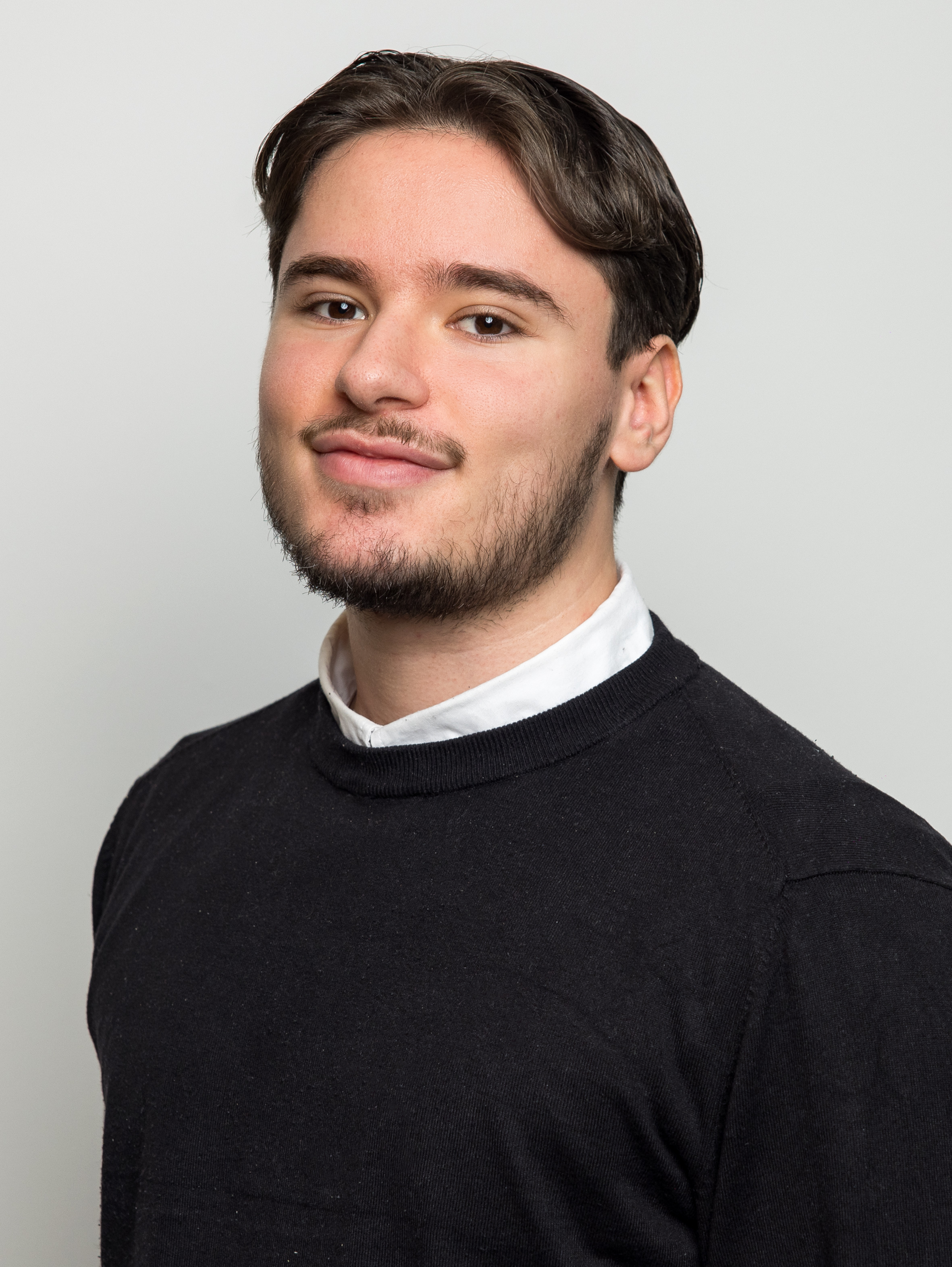 Portrait des Mitarbeiters Edin Abdic der TREUHAND-UNION Salzburg