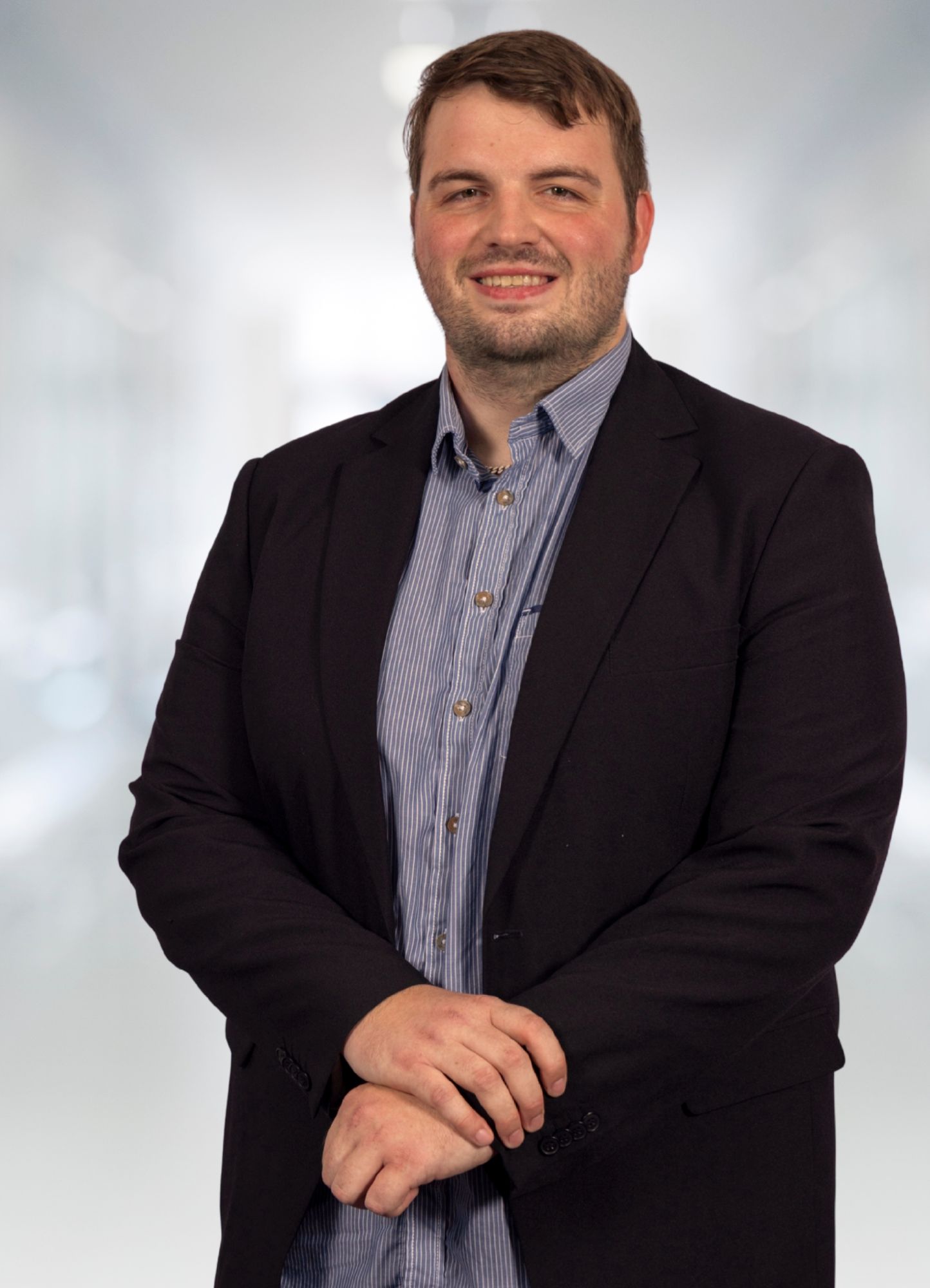 Portrait des Mitarbeiters Benjamin Brugger der TREUHAND-UNION Klagenfurt