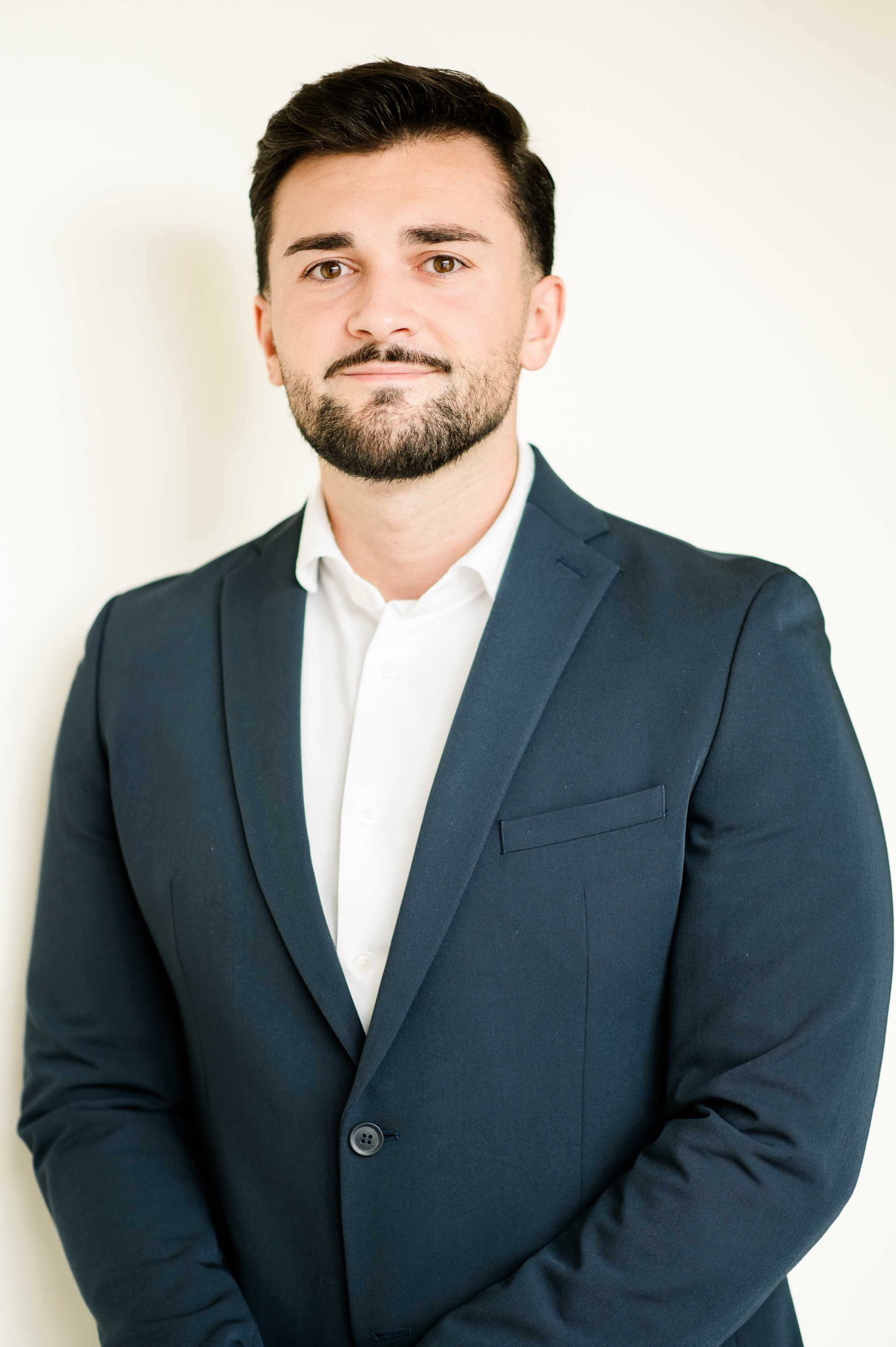 Portrait des Mitarbeiters Arbin Shahini der TREUHAND-UNION OÖ