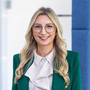 Portrait der Mitarbeiterin Carmen Högler der TU-Partner Haydn