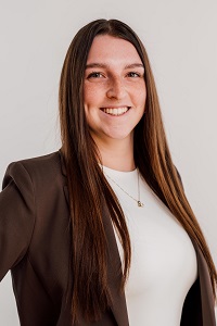 Portrait der Mitarbeiterin Vivien Kocovski der TU-Partner KPS