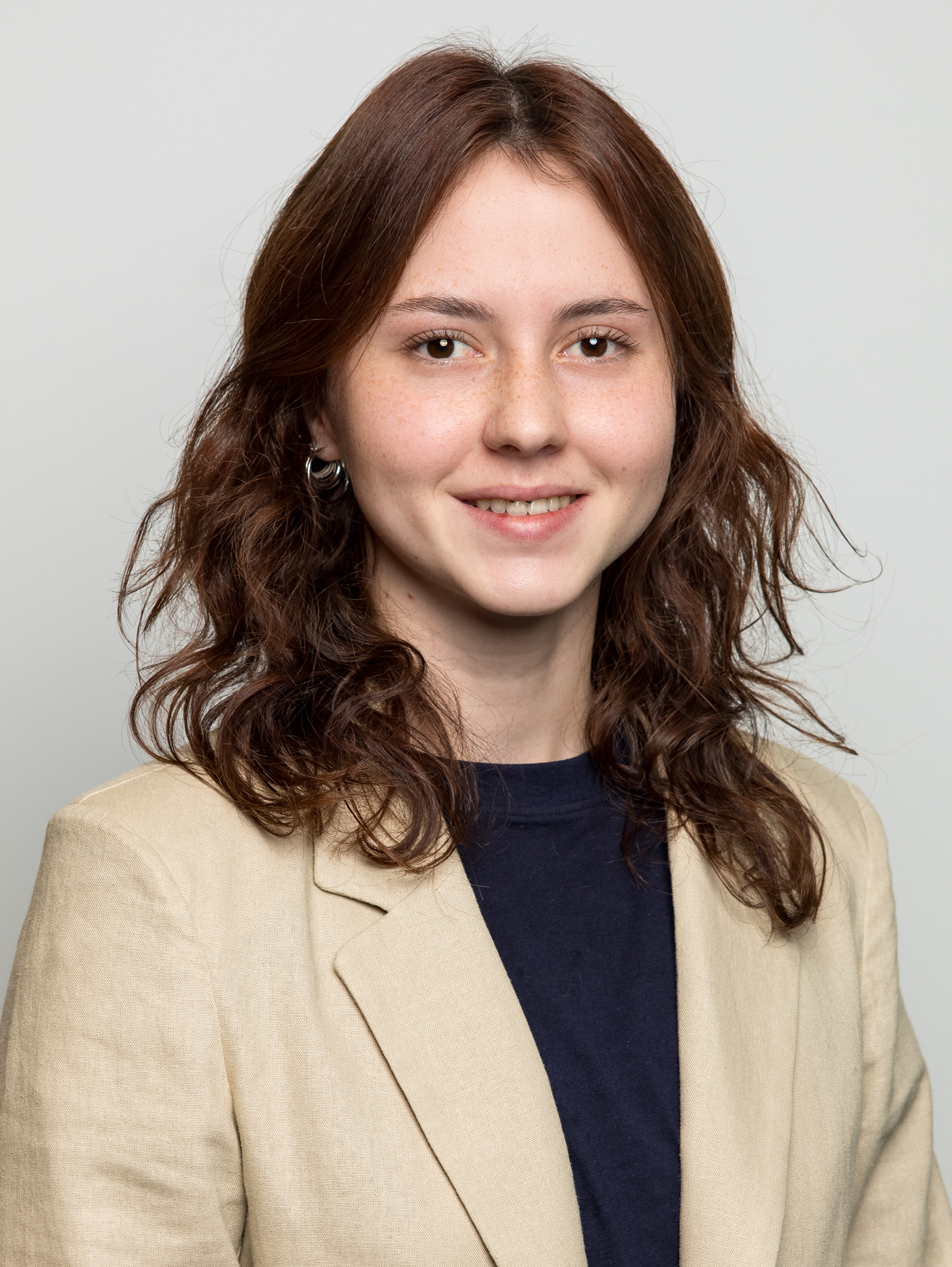 Portrait der Mitarbeiterin Julia Schober der TREUHAND-UNION Salzburg