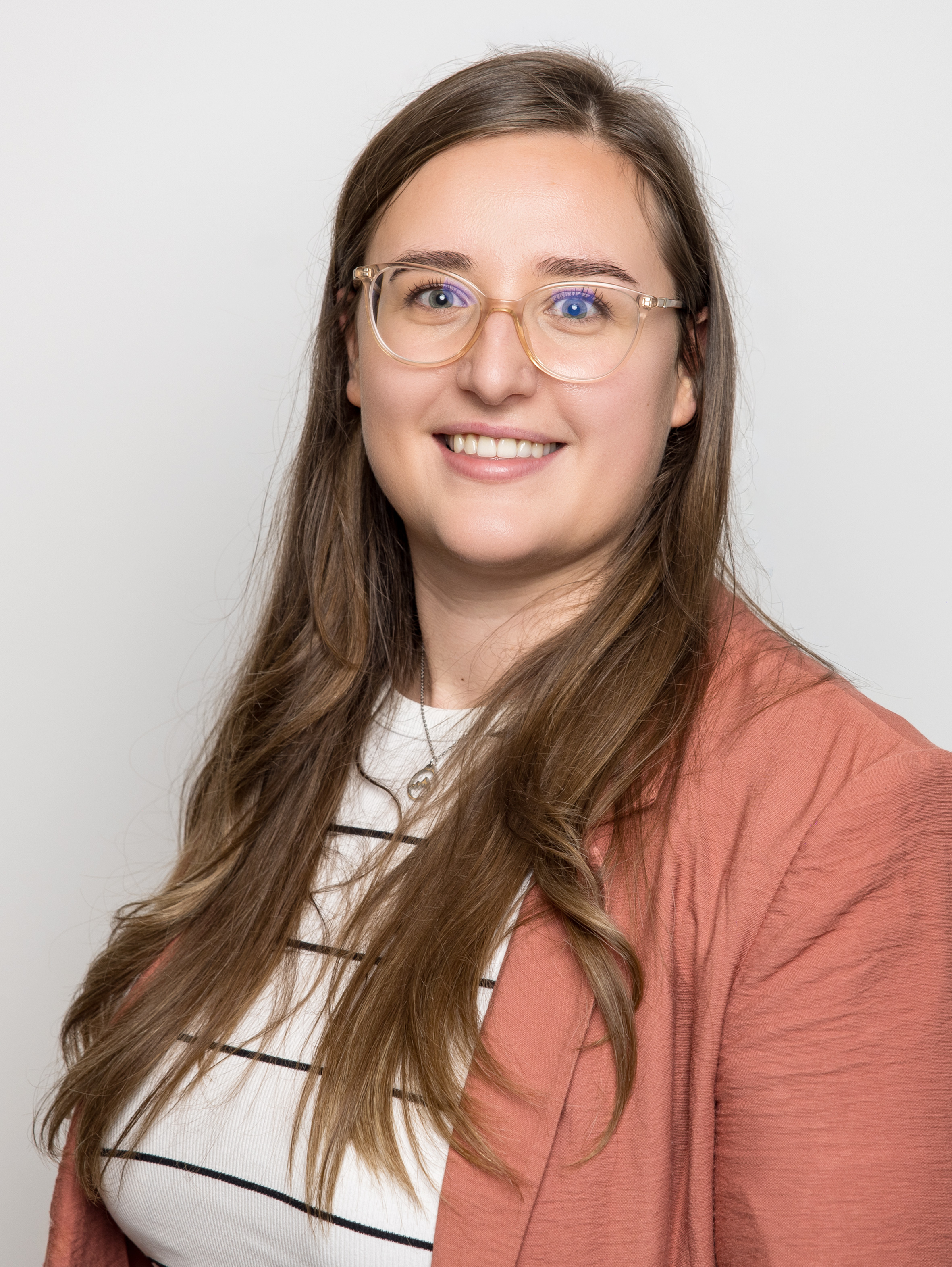 Portrait der Mitarbeiterin Ines Elena Schmiderer der TREUHAND-UNION Salzburg